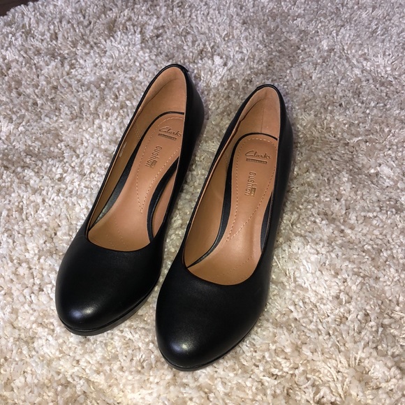 Clarks Shoes - Clark’s NEVER WORN Cushioned Black Closed Heel